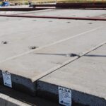 Färdigmonterade NC bjälklagselement med synliga elementskarvar och cementgrå yta.